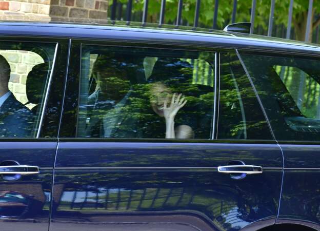 Le Prince Harry and Meghan Markle saluent une dernière fois la foule devant le Palais de Kensington