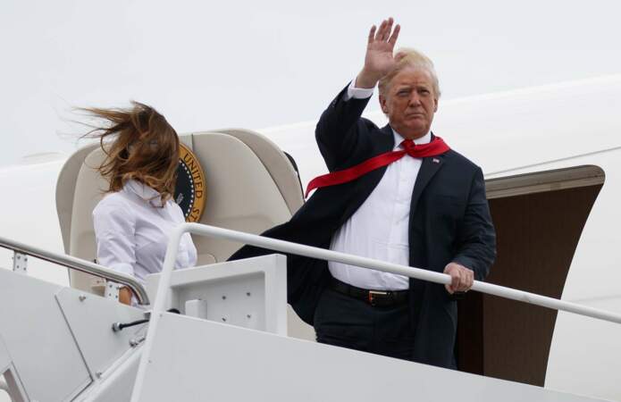 Melania et Donald Trump descendent de l'Air Force One