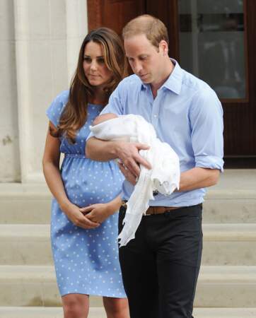 Le prince William prend finalement son fils dans ses bras devant les photographes, le 23 juillet 2013