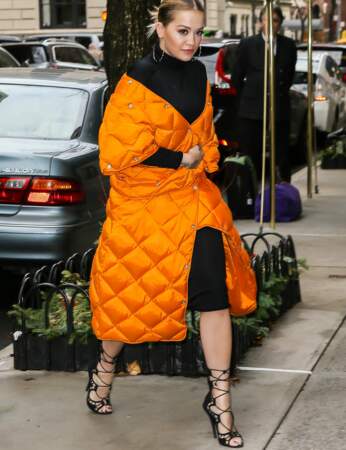 Rita Ora : doudoune orange 