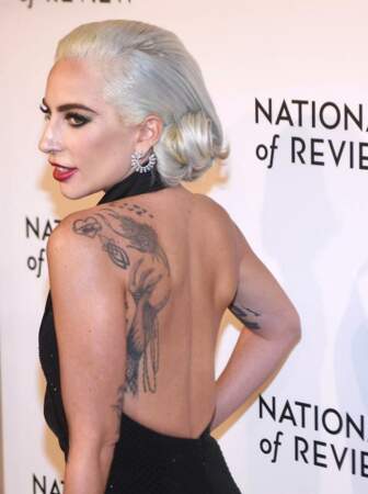 Sur le tapis rouge la reine de la pop Lady Gaga aime arborer des cheveux ultra argentés