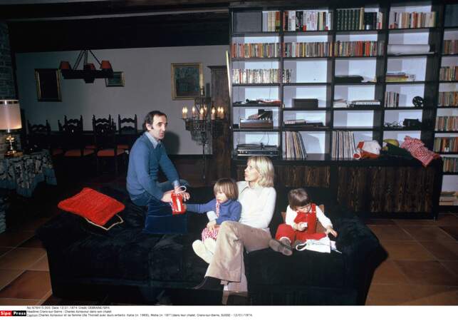 Charles Aznavour et sa femme Ulla Thorsell avec leurs enfants Katia et Misha, dans leur chalet à Crans-sur-Sierre, en Suisse, le 12 janvier 1974. 