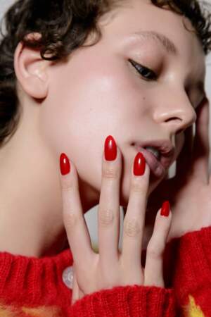 Les ongles sont longs pointus et rouges chez Ashley Williams 