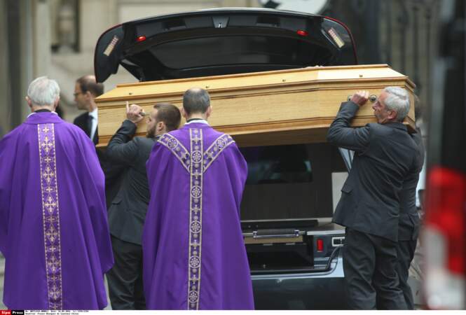 Arrivée du cercueil de Laurence Chirac à l'église Saint Clothilde à Paris
