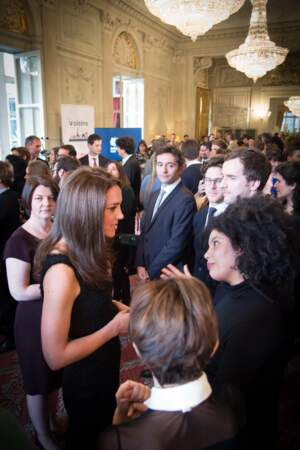 Bain de foule pour Kate Middleton à l'ambassade britannique