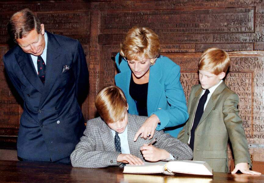 Charles, Diana et Harry autour de William pour sa rentrée en 1995 au collège d'Eton. 
