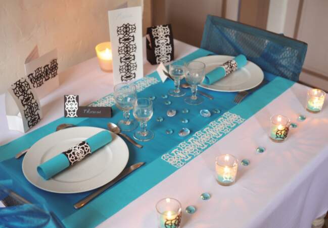 idée centre table mariage turquoise blanc bougies carnet d