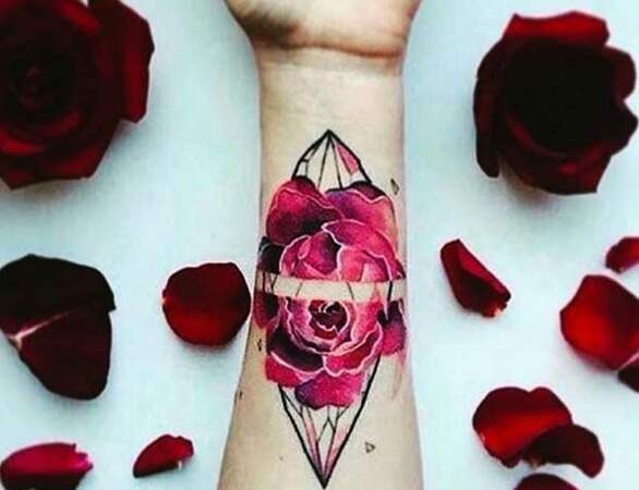 Tatouage rose : colorée stylée