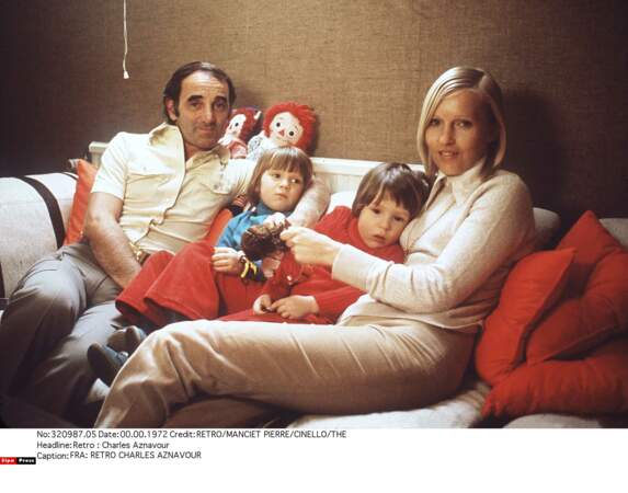 Charles Aznavour avec sa femme Ulla Thorsell, leur fille Katia et leur fils Misha, en Suisse, le 17 mai 1974.