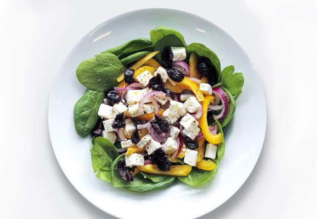 Salade feta, poivron jaune, épinards et olives noires