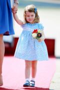 Les plus beaux looks de la princesse Charlotte : robe bleue et blanche à smock