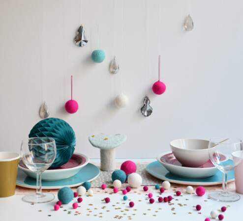 Une table de Noël turquoise et fuchsia