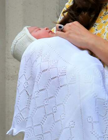 Kate, toujours avec sa bague de fiançailles, ayant appartenue à Diana