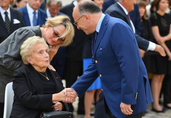Bernard Cazeneuve salue Bernardette Chirac.