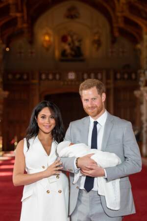 Le prince Harry et Meghan Markle présentent leur fils Archie Harrison au château de Windsor, le 8 mai 2019