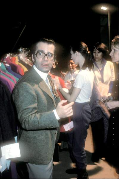 Karl Lagerfeld, en backstage, lors du défilé de prêt-à-porter Chloé en 1979.