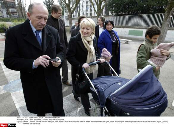 Caroline et Gérard Collomb ainsi que leurs enfants pour aller voter
