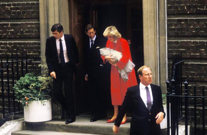 Lady Diana et le prince Charles avec le prince Harry à l'hôpital St Mary de Londres, le 17 septembre 1984