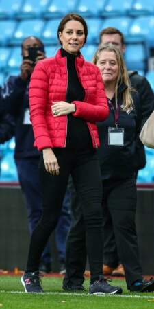 Kate Middleton portait un col roulé noir qui dissimule son ventre