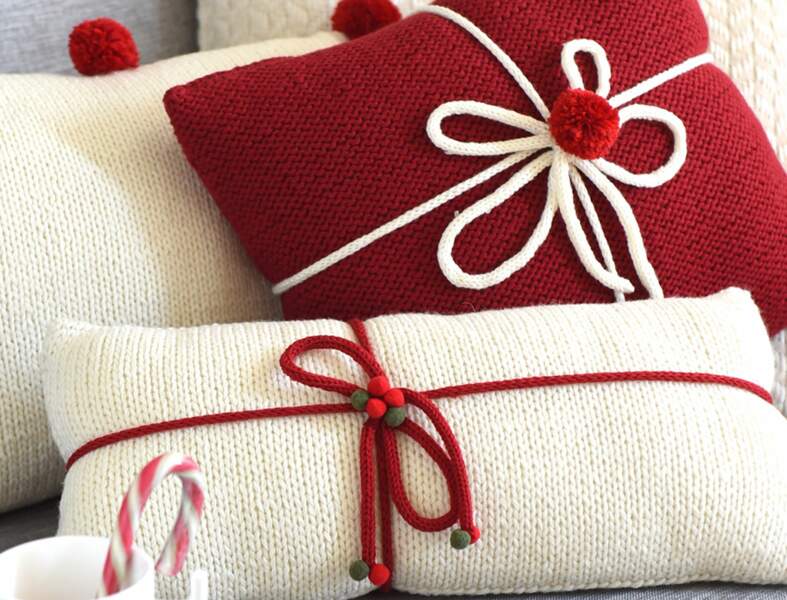 Une décoration de Noël tradi en rouge et blanc avec... Un coussin tricot-tricotin