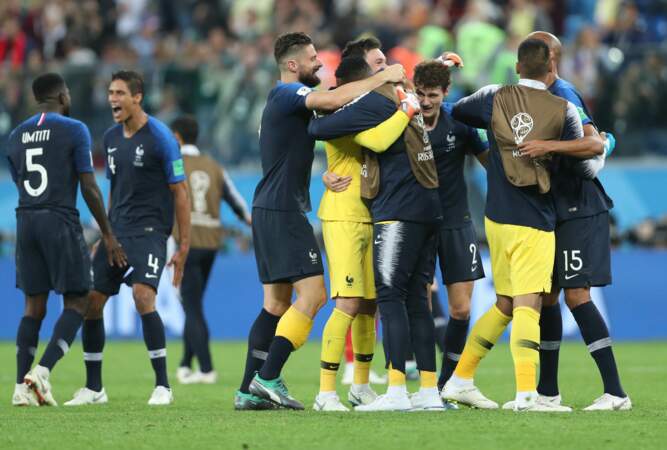 Les Bleus fêtent leur victoire en demi-finale de la Coupe du monde de foot en Russie