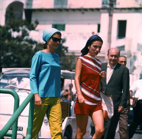 Jacqueline Kennedy et sa soeur Caroline Lee Radziwill sur le port d'Amalfi en Italie en 1962.