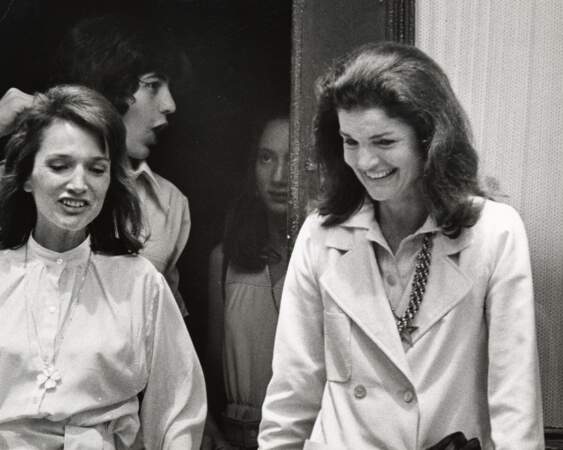 Lee Radziwill et sa soeur Jackie Onassis en 1975.