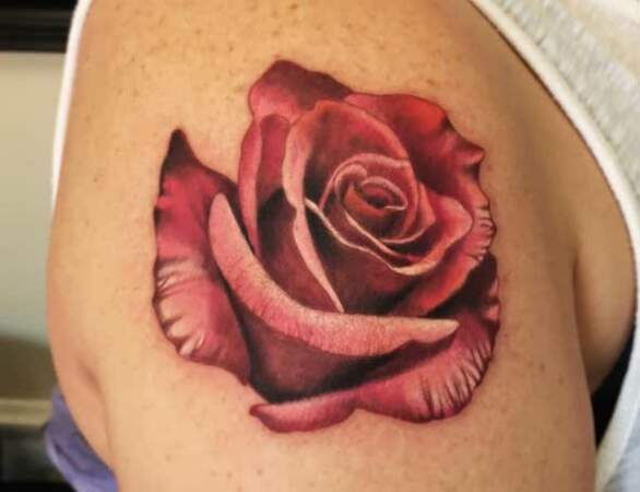 Tatouage rose : la naturelle