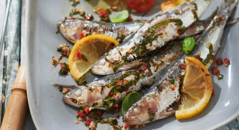 Assiette de sardines et petites tomates, avec l’huile vierge de colza