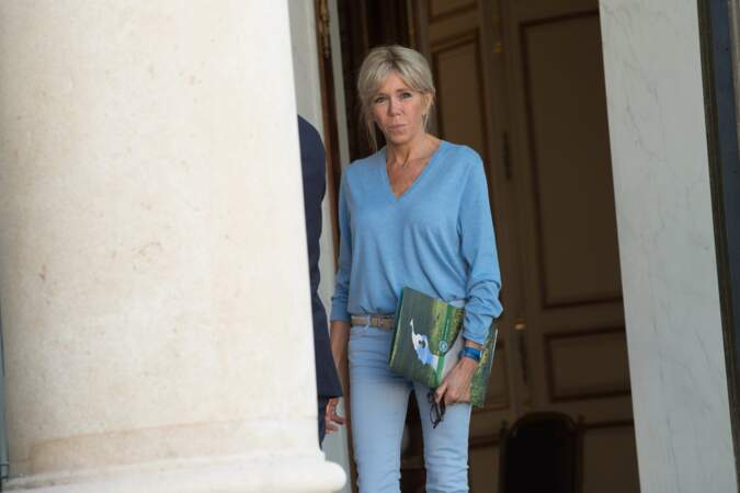 Brigitte Macron était vêtue d'un jean et d'un pull bleu ciel. 