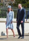 Kate Middleton sublime dans un ensemble bleu signé Alexander McQueen