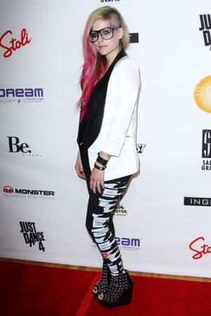 ...Avril Lavigne, elle, a choisi de tout mélanger ! coupe rasée, cheveux long, multicolore !