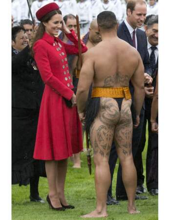 Oui, tradition oblige, Kate discute l'air de rien avec un monsieur presque nu 