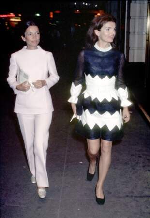 Lee Radziwill et sa soeur Jackie Onassis dans les rues de New York en 1970.