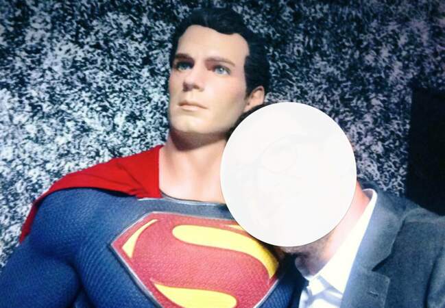 Qui pose avec Superman en faisant le grimace ?