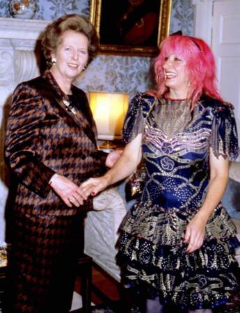 Margaret Thatcher avec la créatrice britannique Zandra Rhodes, en 1988. 