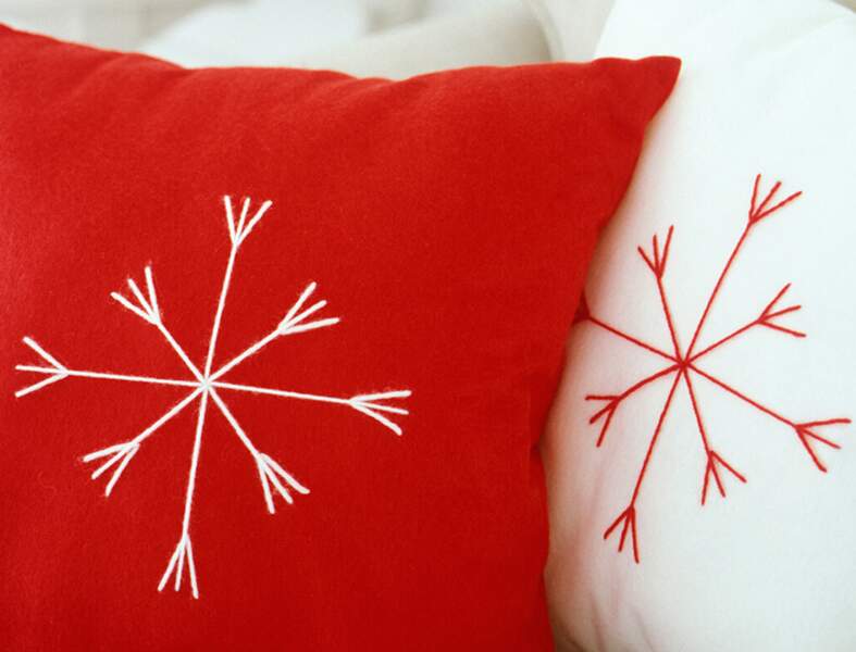 Une décoration de Noël tradi en rouge et blanc avec... Des coussins à flocons