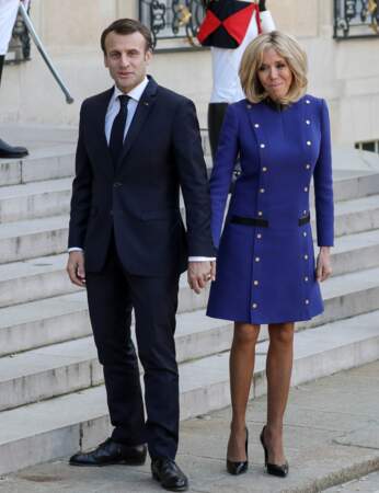 Brigitte Macron ne change pas ses habitudes mode et dévoile son incroyable jeu de jambes dans une robe bleue