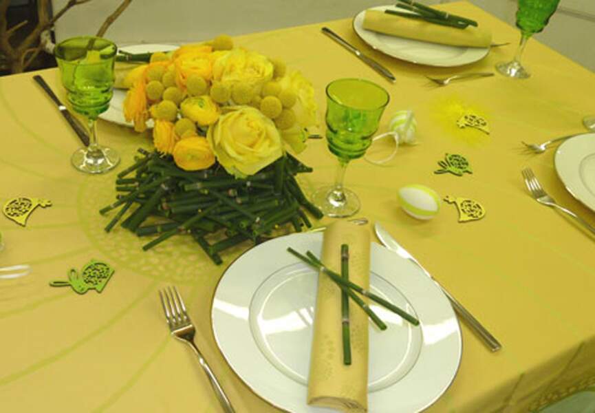 Une déco de table jaune pour Pâques	