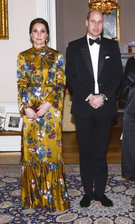 Robe satinée or et fleurie, le couple princier à l'ambassade d'Angleterre à Stockholm en Suède le 30 janvier 2018