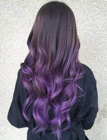 La coloration violette sur cheveux bouclés 