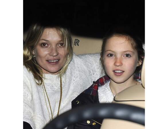 Kate Moss apparaît avec sa fille pendant la Fashion Week de Paris