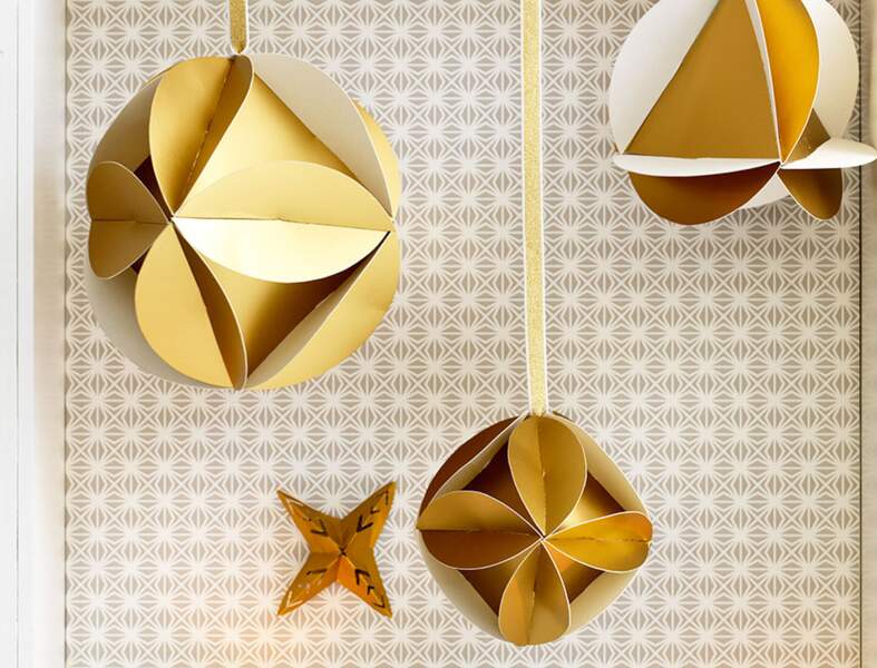 Une décoration de Noël géometrique chic avec... des boules en carton doré