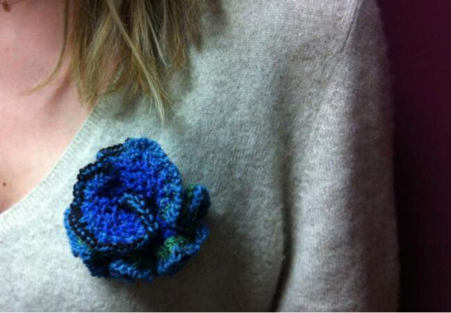 Une broche fleur au tricot