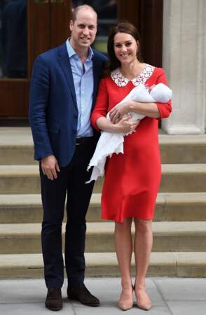 Kate Middleton et le prince William avec le prince Louis à l'hôpital St Mary de Londres, le 23 avril 2018