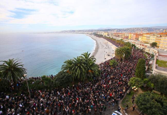 Marée humaine sur la Promenade des Anglais à Nice