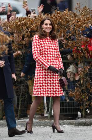 En manteau pied de poule rouge, Kate Middleton arrive à l'institut Karolinska à Stockholm le 31 janvier 2018