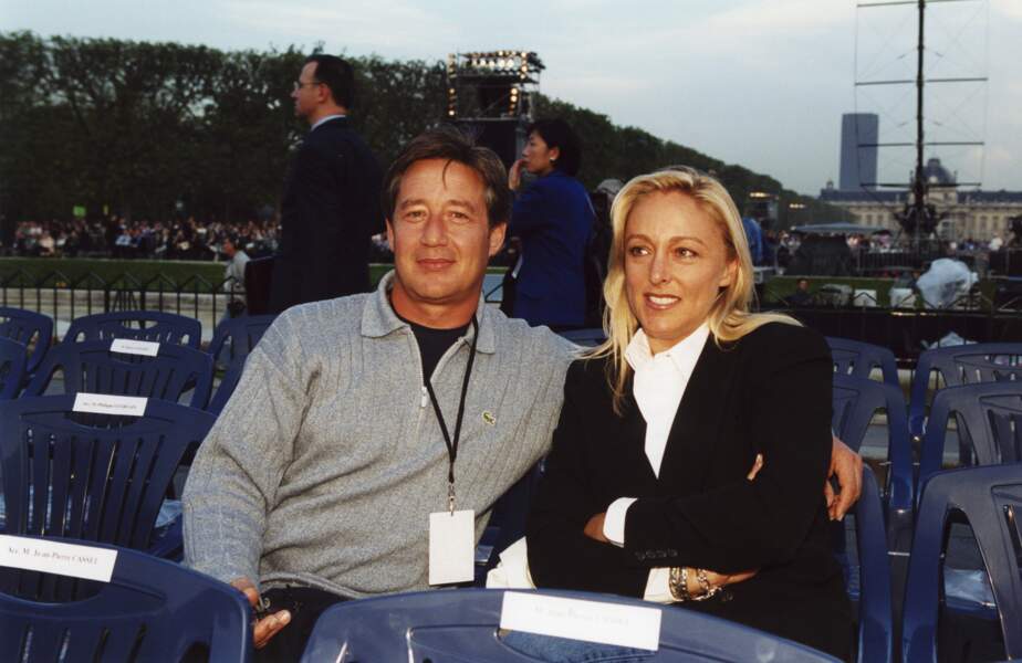 Patrick Sabatier et sa femme Isabelle sur le Champs de Mars le 5 mai 2000 à Paris