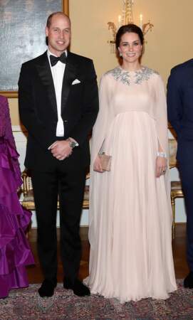 La robe de princesse de la Duchesse de Cambridge lors du dîner au Royal Palace à Oslo le 1er février 2018