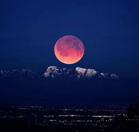 La lune semble réchauffer la forêt nationale d'Angeles (Californie, États-Unis)
